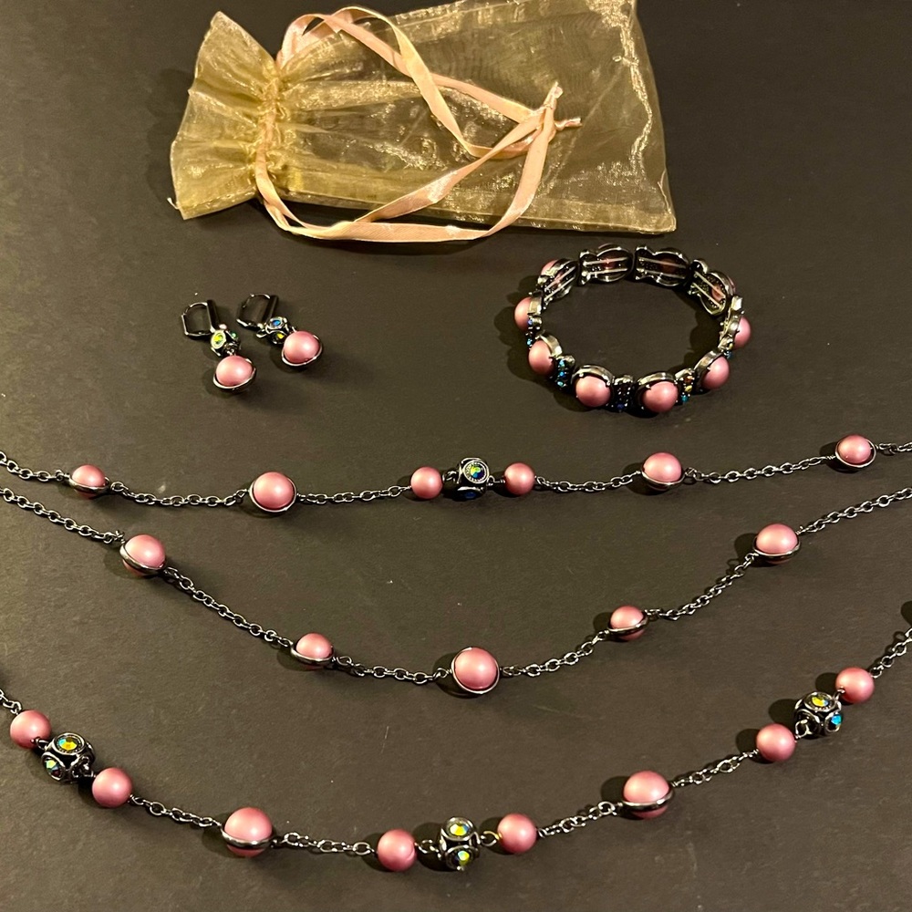 Beautiful, tiered Cold Water Creek Jewelry Set